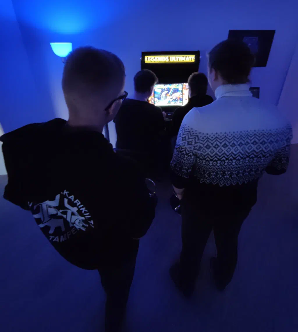 Aiso Retro Tournament TiTe:n opiskelijoiden kanssa